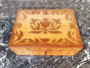 scatola antica da cucito con spolette originali