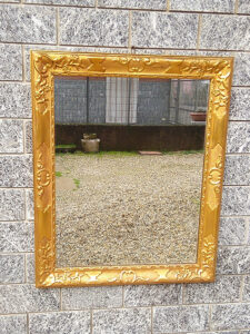 specchiera antica con doratura a foglia d'oro. Specchio autentico al mercurio.