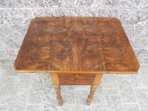 tavolino antico con bandelle 
