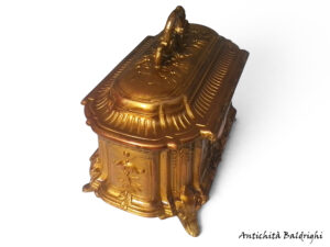 cofanetto antico in bronzo dorato