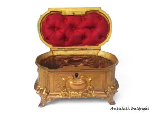 cofanetto antico in bronzo dorato