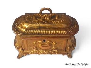 cofanetto antico in bronzo dorato