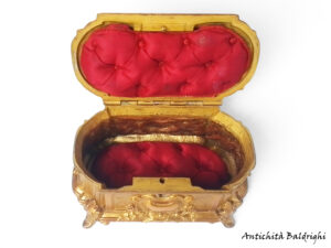 cofanetto antico in bronzo dorato