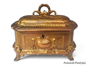 cofanetto antico in bronzo dorato