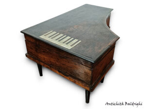 pianoforte antico con necessaire da cucito