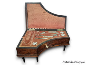 pianoforte antico con necessaire da cucito