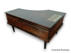 pianoforte antico con necessaire da cucito