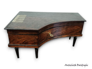 pianoforte antico con necessaire da cucito