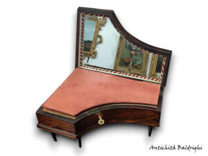 pianoforte antico con necessaire da cucito