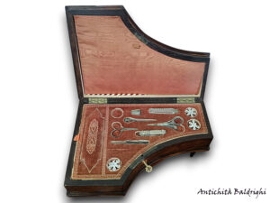 pianoforte antico con necessaire da cucito