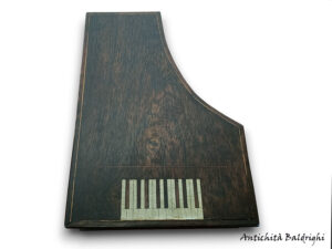 pianoforte antico con necessaire da cucito